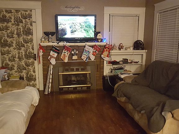 FIREPLACE WITH GAS LOGS