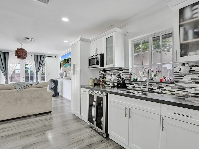 620 SW 100th Ave — Photo 15