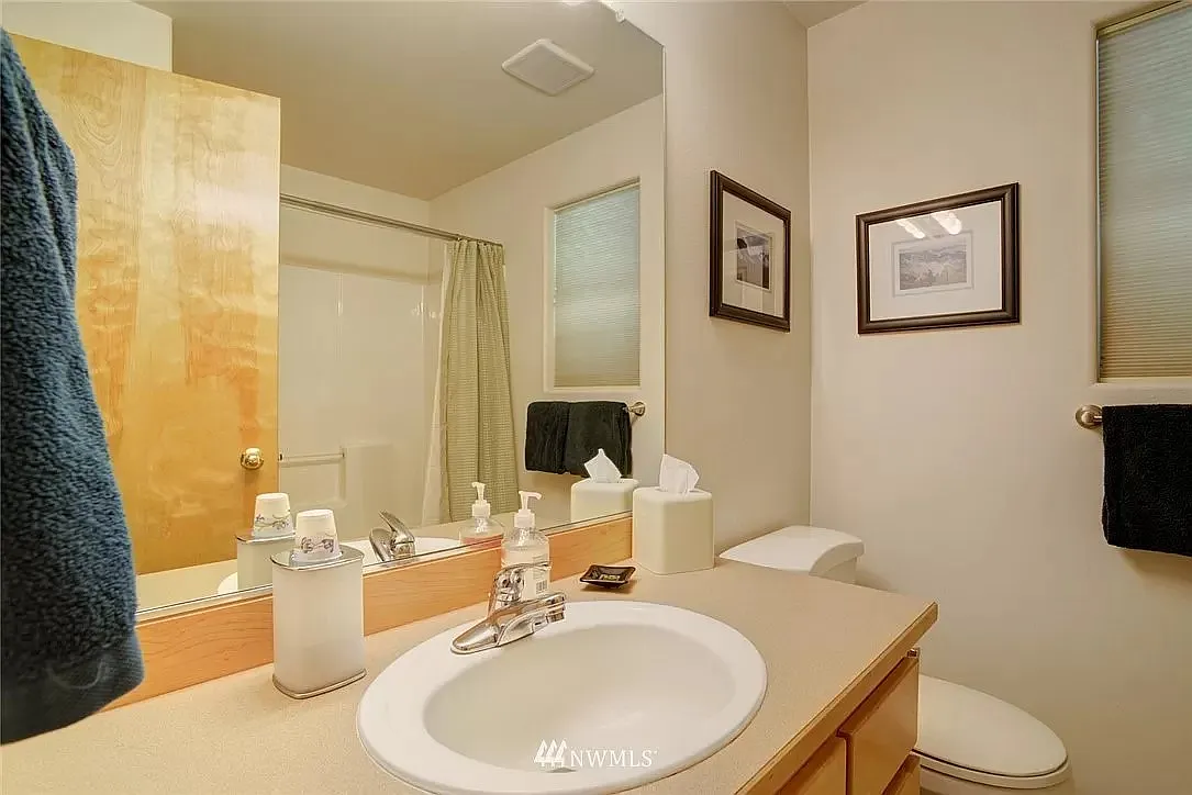 3 bed, 2300 sqft, $2,750 — Photo 3