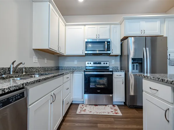 9563 Crestview Dr, West Des Moines, IA 50266