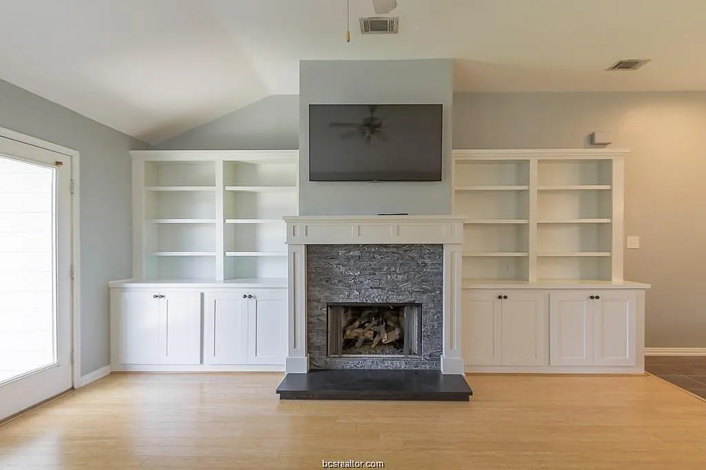 4 bed, 2011 sqft, $2,300 — Photo 2