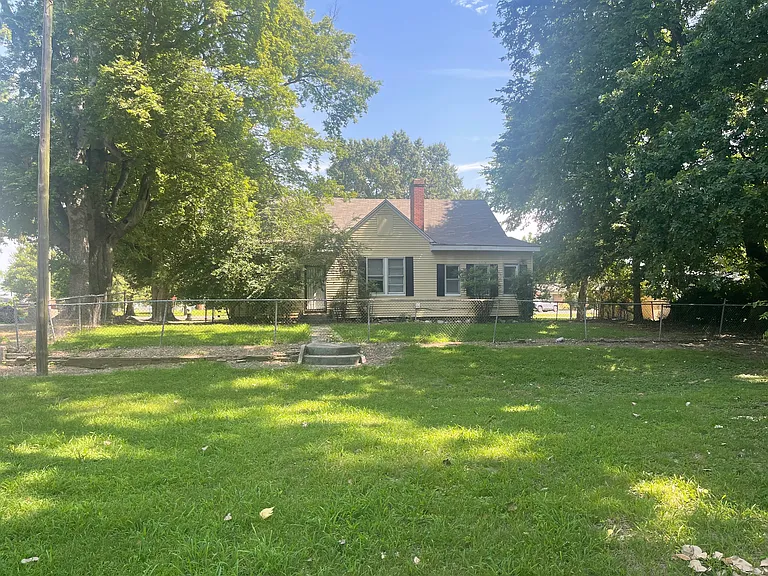 305 J.t. Polk Dr — Photo 3