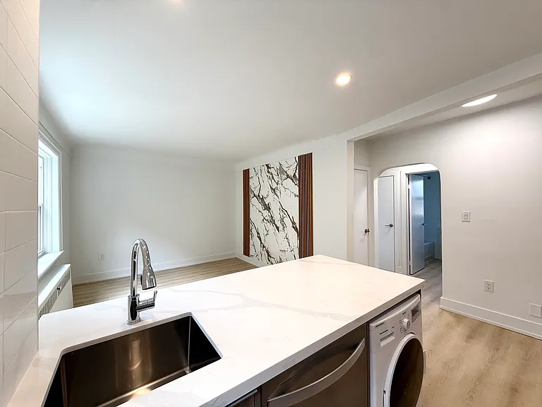 1024 King St E — Photo 6