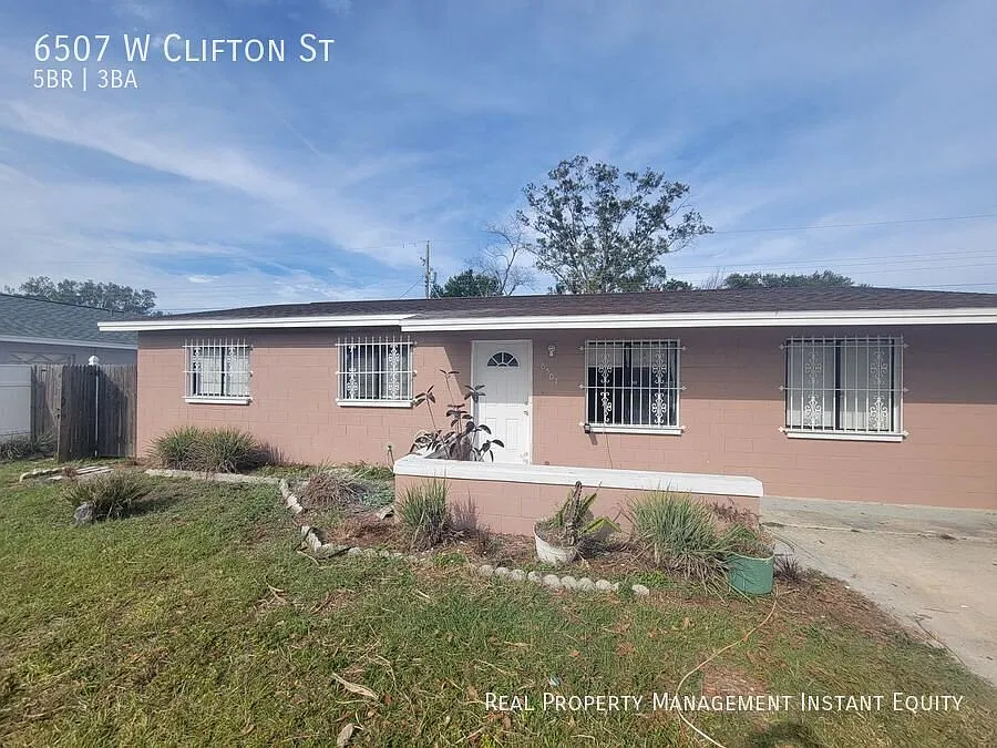 Spacious Tampa Home — Photo 1
