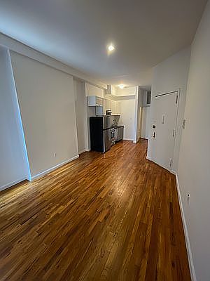 5th image of 426 W 48th St APT 1RW