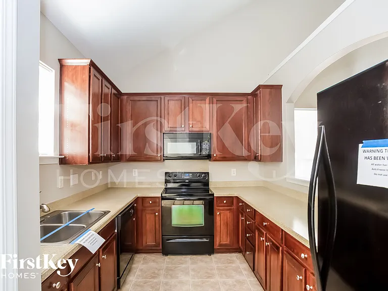 4915 Abercromby St — Photo 9