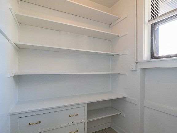 5th image of 1121 W Oakdale Ave APT 3B