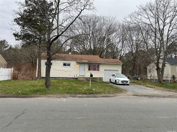 712 Hoffman Ave, Bellport, NY 11713