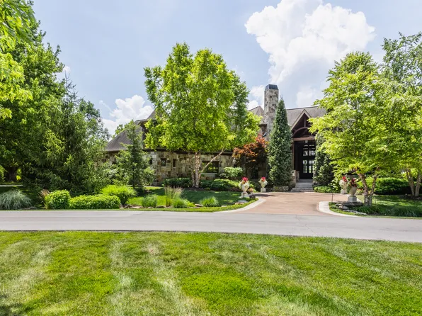 18 Lost Run Ln, Zionsville, IN 46077