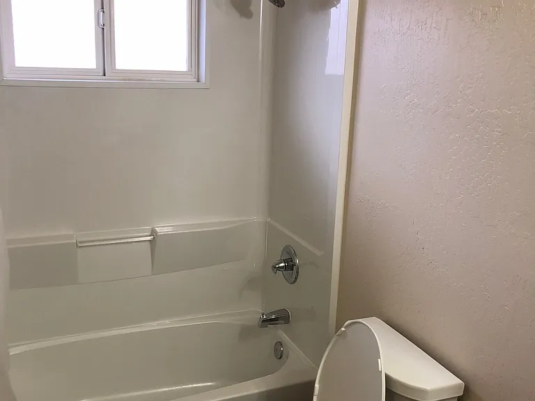 Shangri-La Apartments — Photo 16