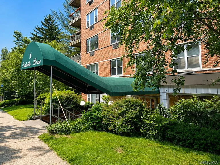 16 Lake St #4E — Photo 1