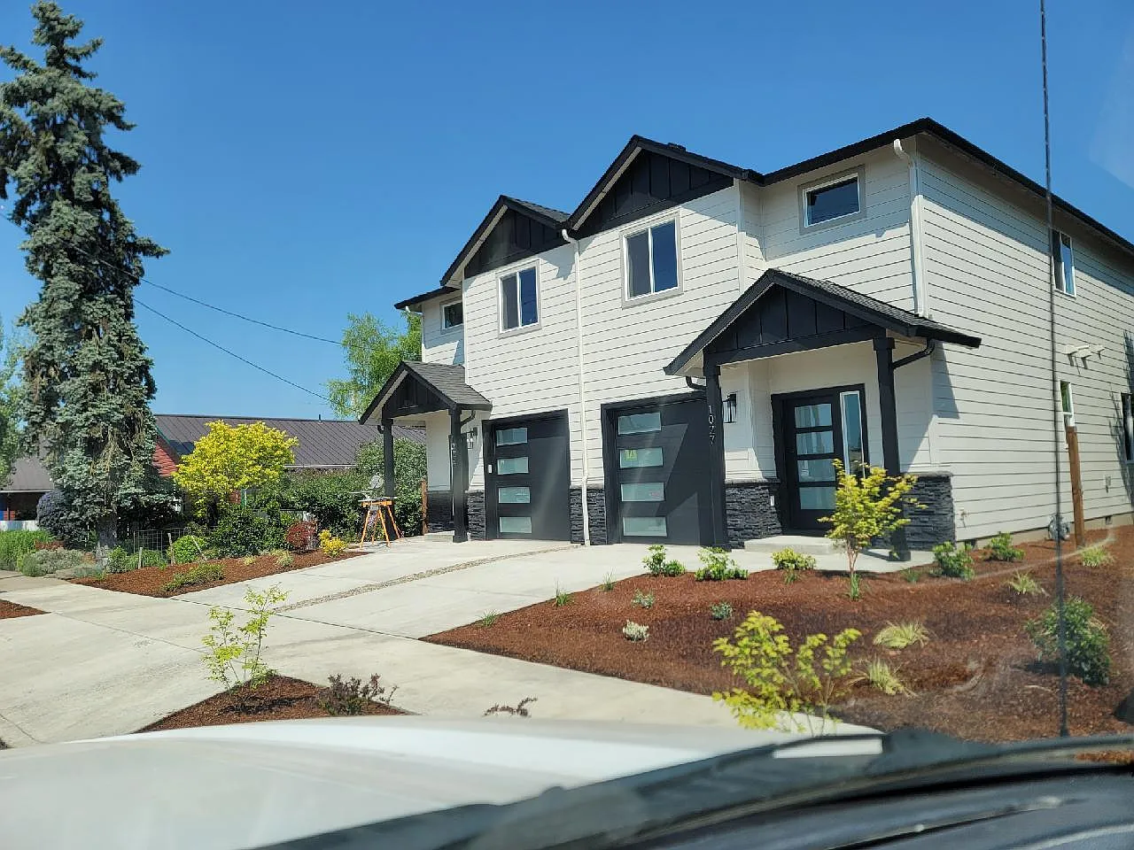 3 bed, 2.5 bath, 1281 sqft, $2,300 — Photo 2