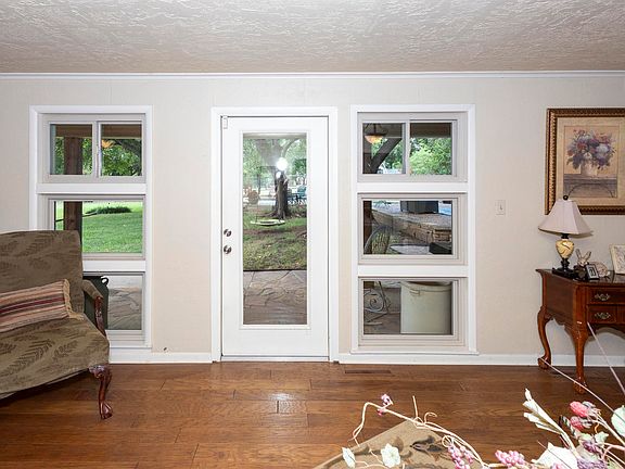 5th image of 2410 W Beech Ave