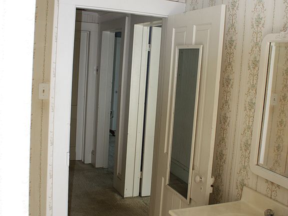 4th image of 307 Linden Ave