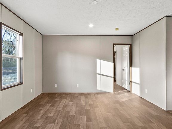 4th image of 636 Ward School Rd