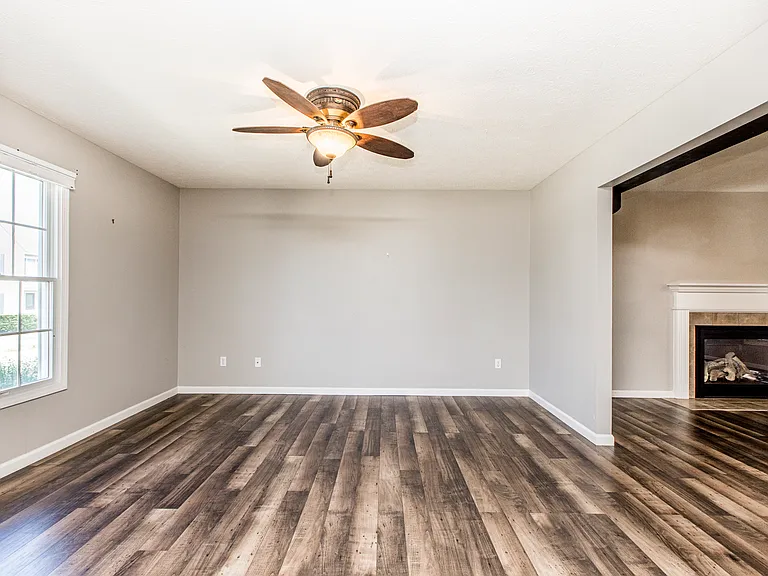 1103 Perry Ln — Photo 4