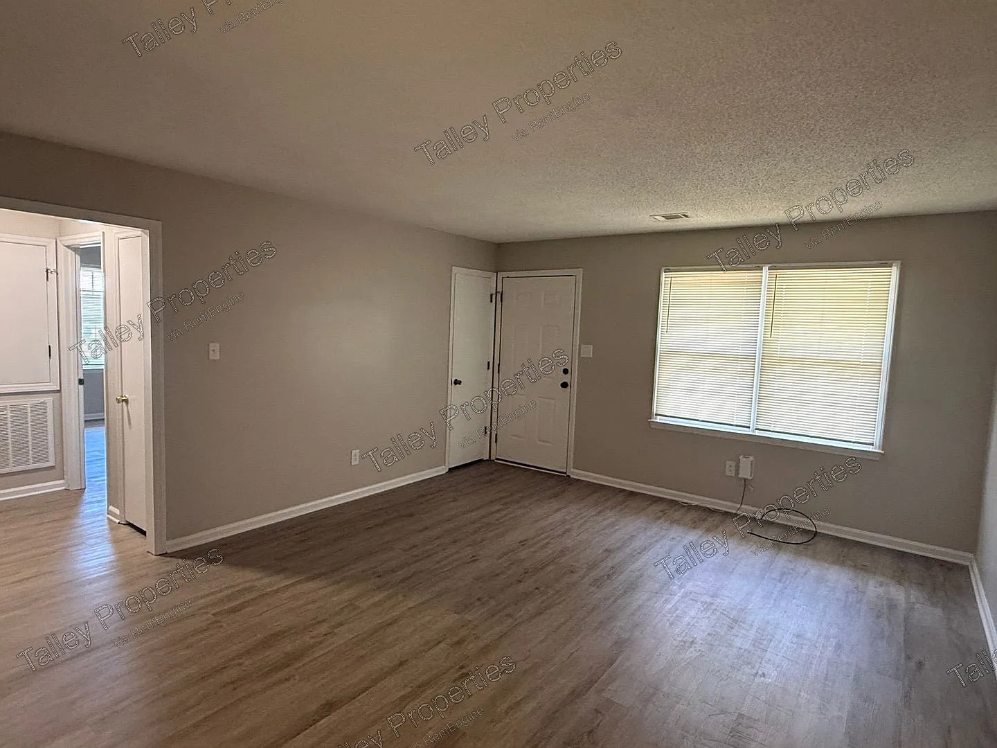 2 bed, 1.0 bath, 896 sqft, $1,179 — Photo 2