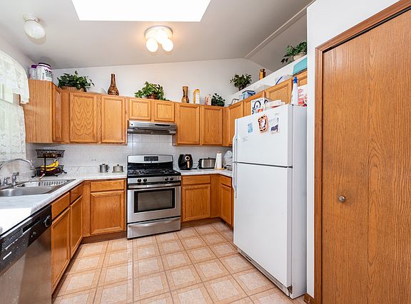 2nd image of 1421 N Metropolitan Ave
