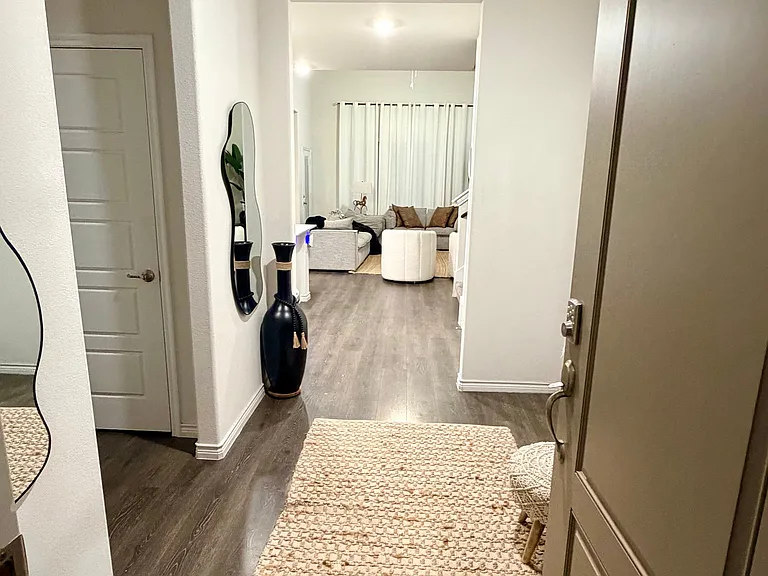 901 Goldenrod Ln — Photo 5