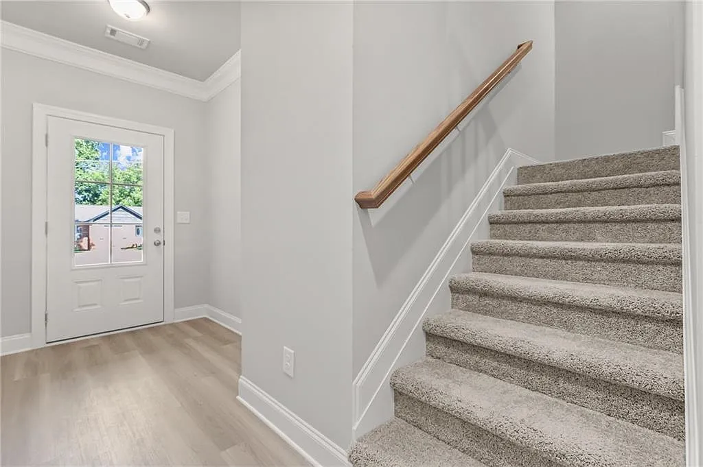 3 bed, 2.5 bath, 2000 sqft, $2,100 — Photo 2
