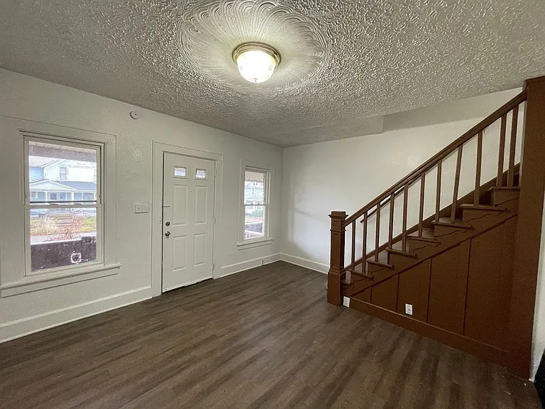724 S Linden Ave — Photo 2