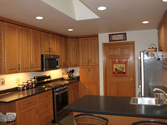 Custom kitchen w/peninsula