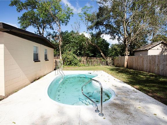 3rd image of 1207 E Camellia Dr