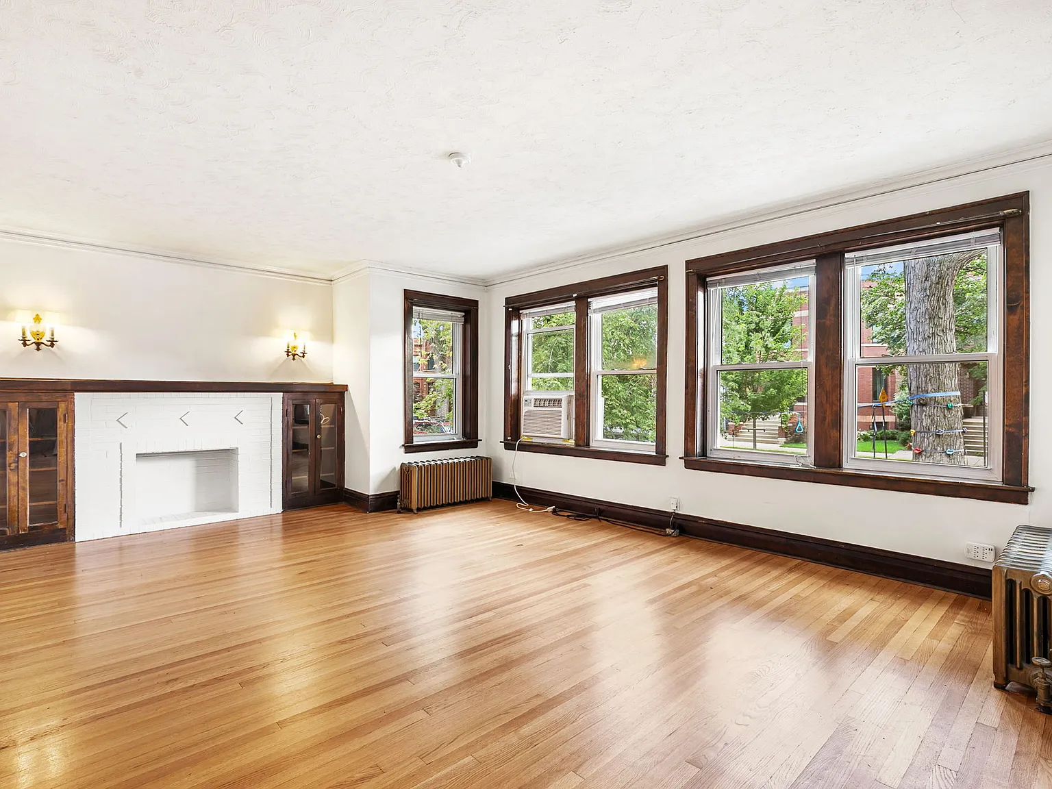 4 bed, 1.5 bath, 1850 sqft, $3,750 — Photo 3