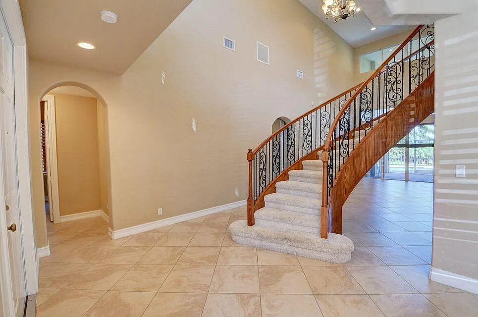 5 bed, 4.5 bath, 3830 sqft, $5,990 — Photo 3