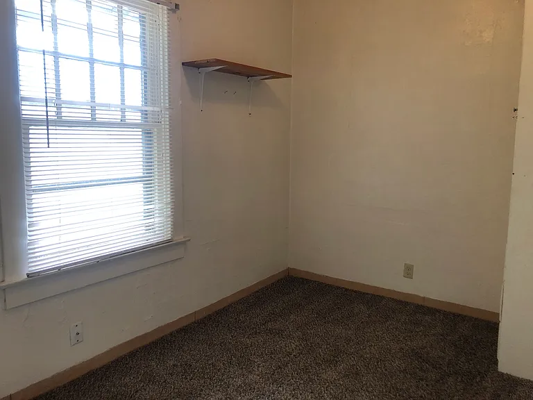 405 NE Campus St #4 — Photo 6