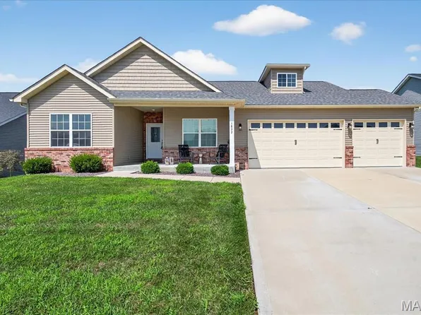 1827 Crimson Oak Dr, Maryville, IL 62062