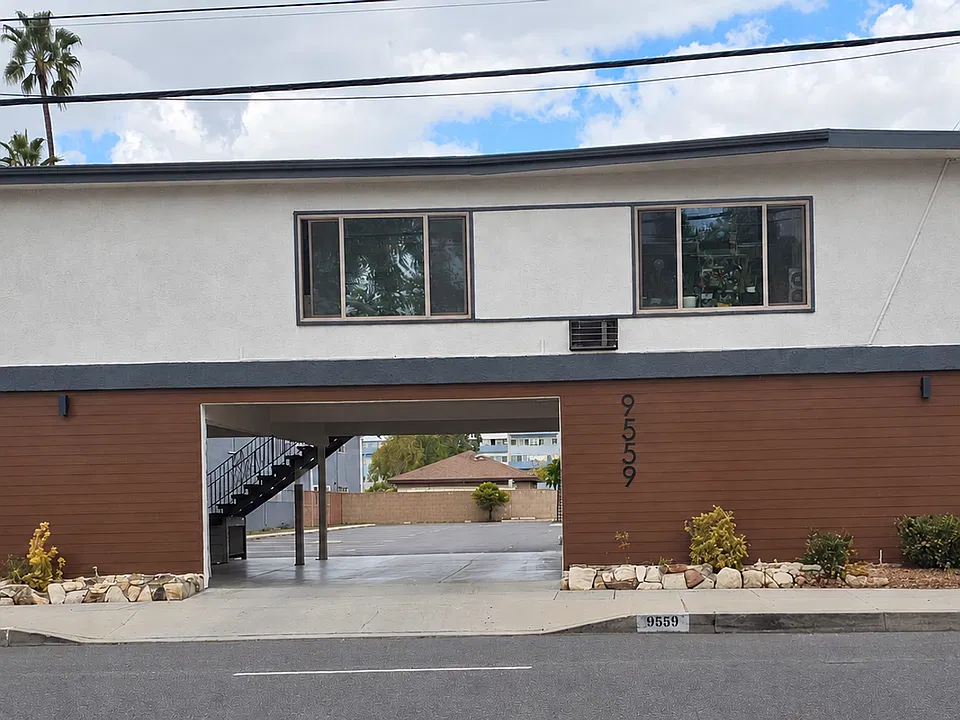 2821 E 65th St.