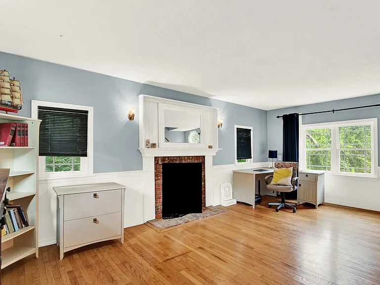 Living Room (Fireplace is Decorative Only)