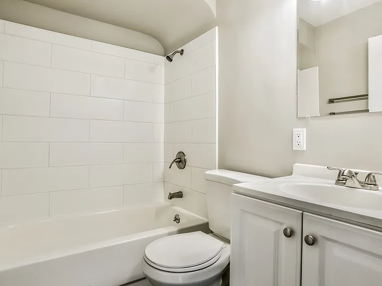925956_027_main_bathroom_13214311.jpg
