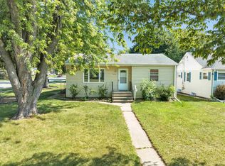 1202 Hickory Hill Dr, Green Bay, WI 54304