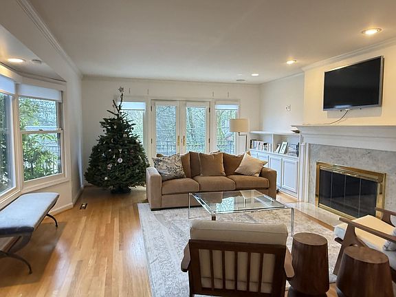 5th image of 3919 SW Mount Adams Dr