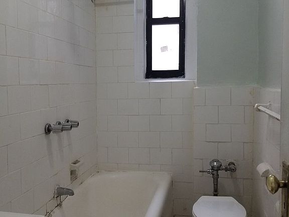 4th image of 2121 Beekman Pl #E3