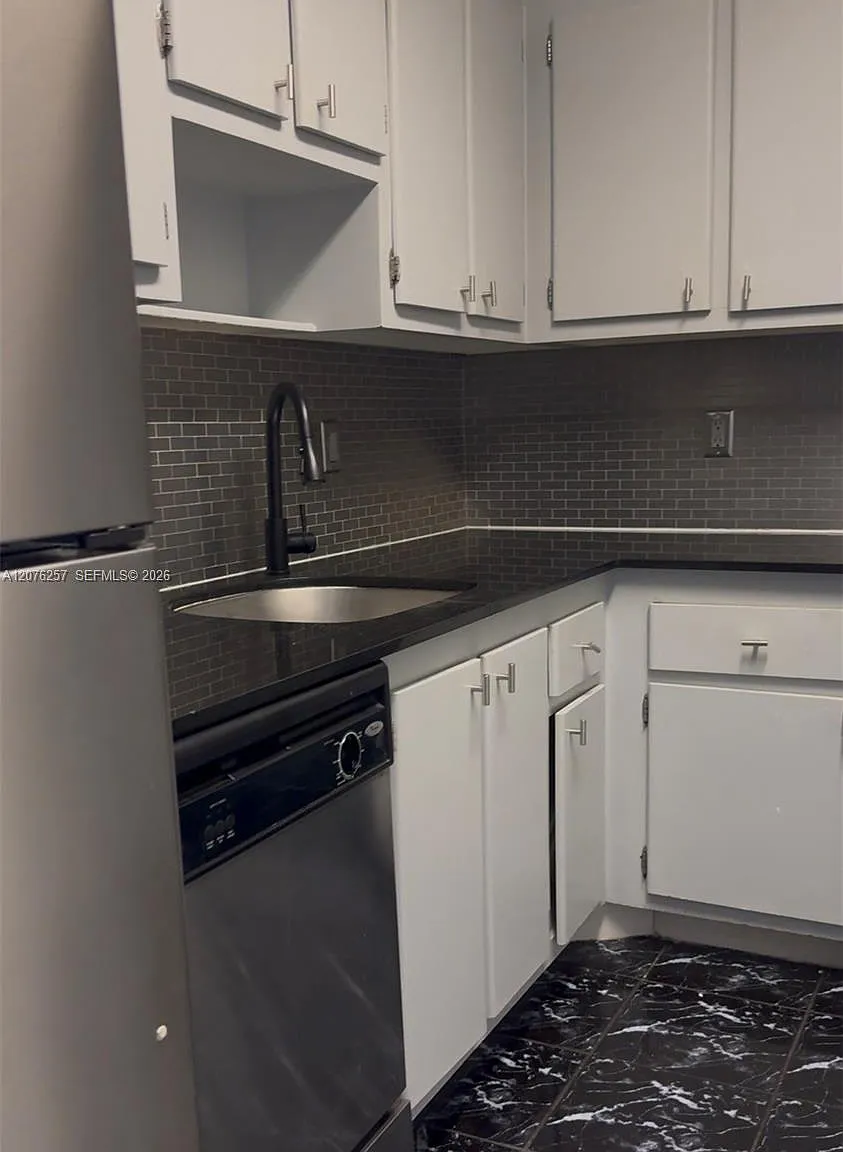 Wilshire Condo — Photo 1