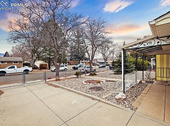 4th image of 2627 Meadowlark Ln