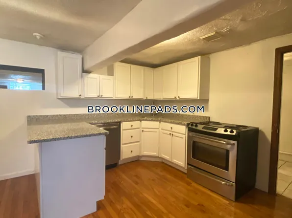 76 Egmont St APT B, Brookline, MA 02446