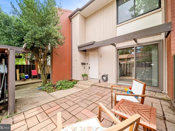1386 Northgate Sq, Reston, VA 20190