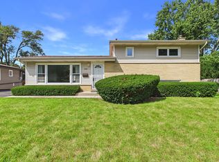604 N Wilshire Dr, Mount Prospect, IL 60056