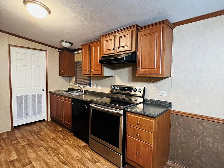 16381 Hunters Green Dr — Photo 7