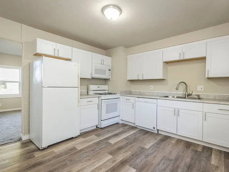 1406 E 27th Ct — Photo 3