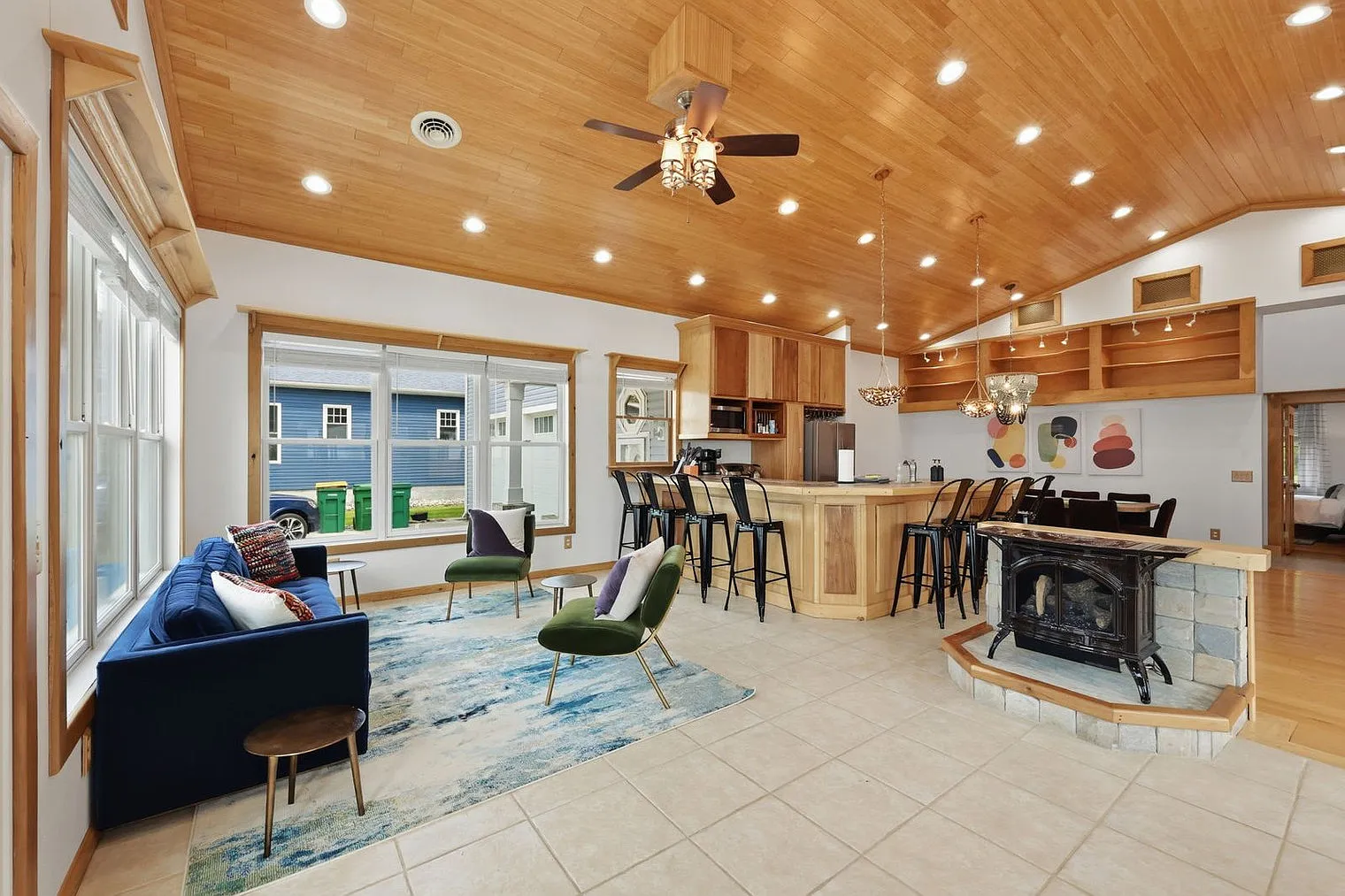 4 bed, 2.0 bath, 2669 sqft, $6,647 — Photo 3