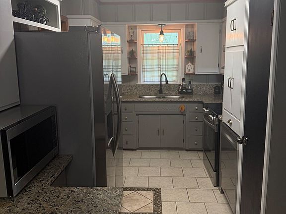5th image of 225 Manley St