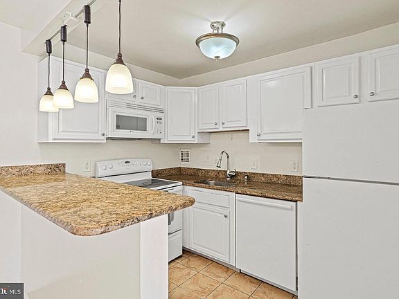 3rd image of 2401 H St NW APT 202