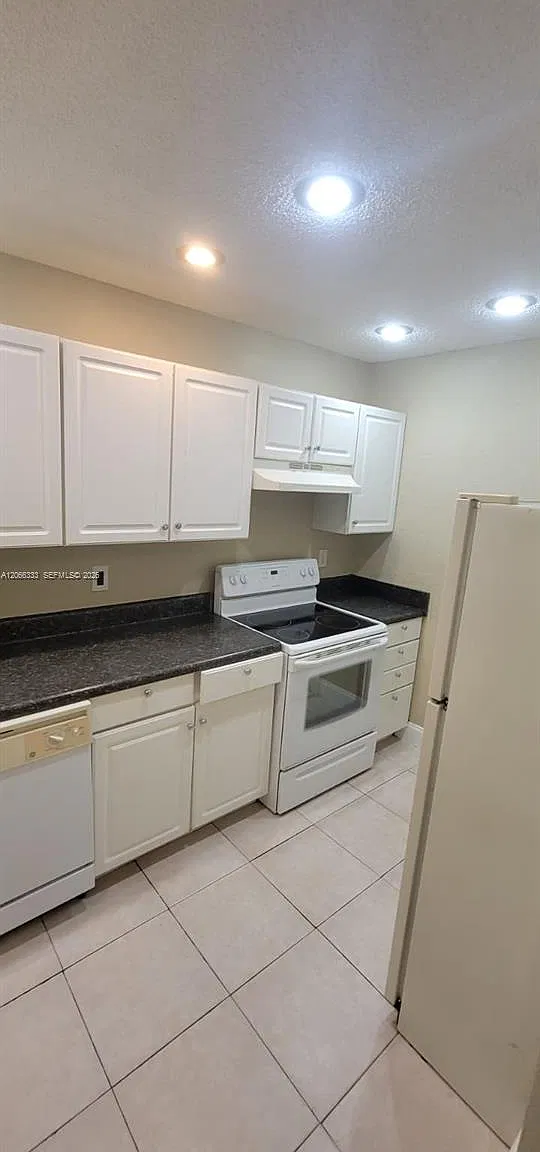 Coral Springs Estate Town — Photo 2