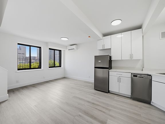 3rd image of 300 E 96th St Unit 7C