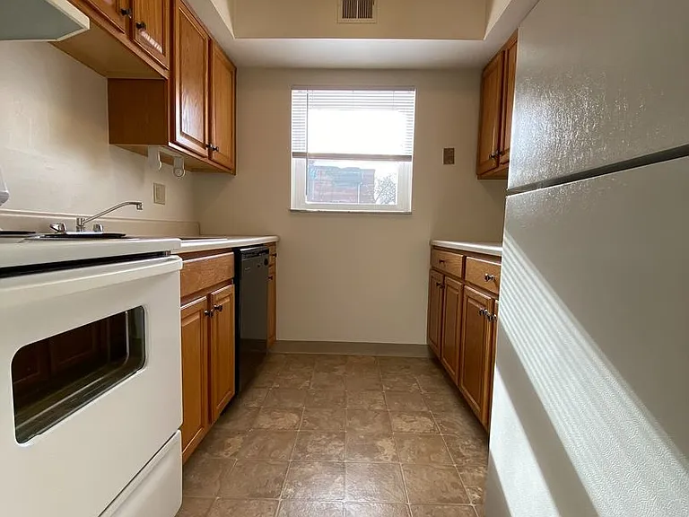 360 Maryland Ave — Photo 8